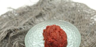 Czerwona pasta harissa na ozdobnym talerzu w kuchni tunezyjskiej
