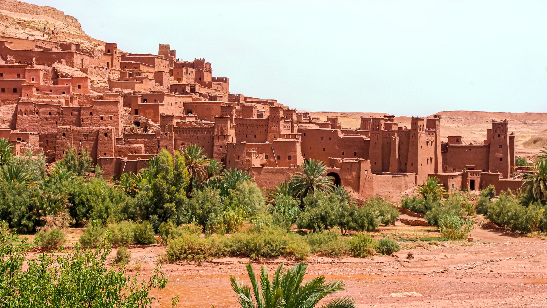 Historyczne ksar Ait Benhaddou na pustynnym wzgórzu w Maroku
