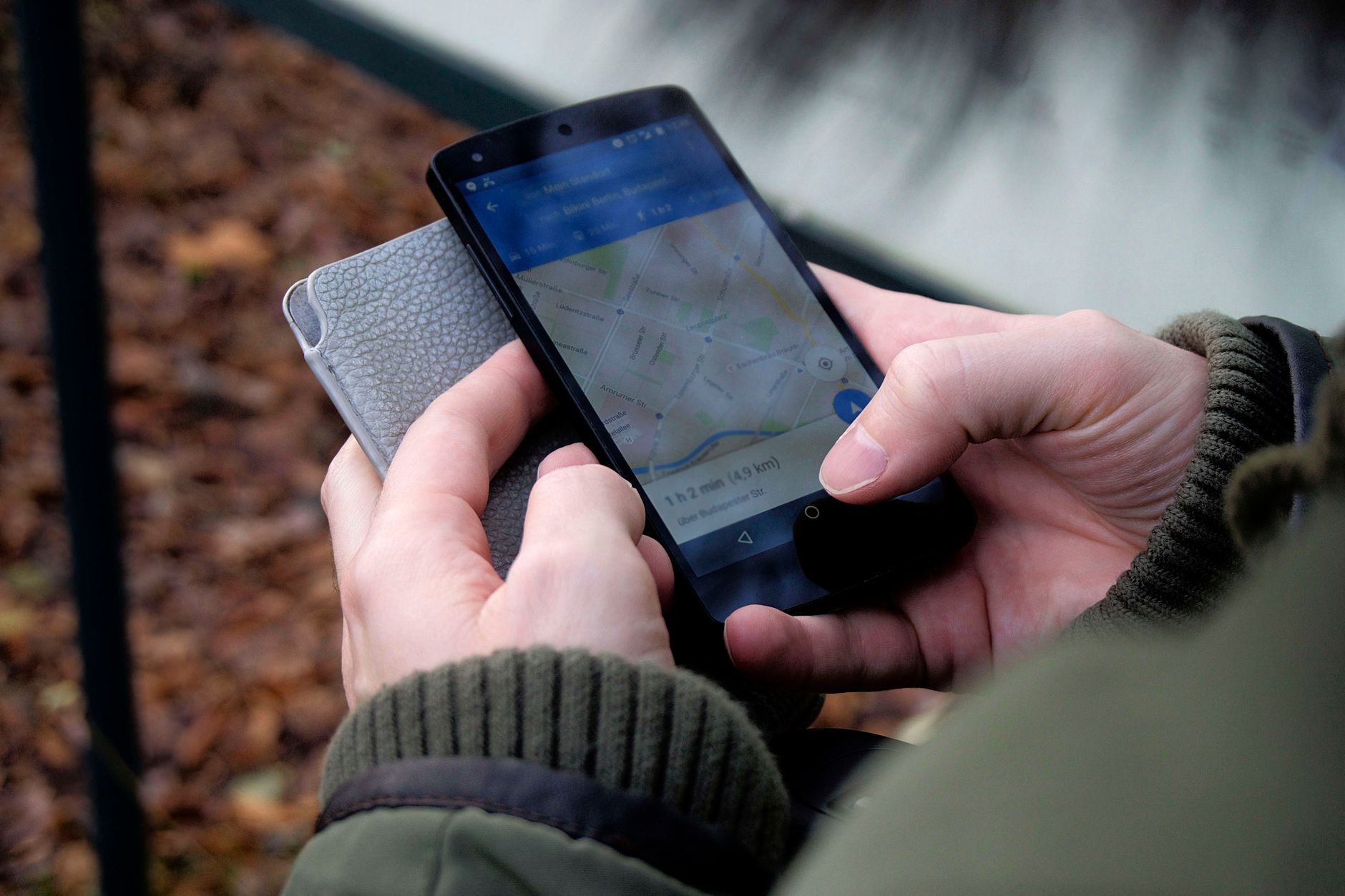 Myśliwy korzysta ze smartfona z GPS w terenie podczas polowania