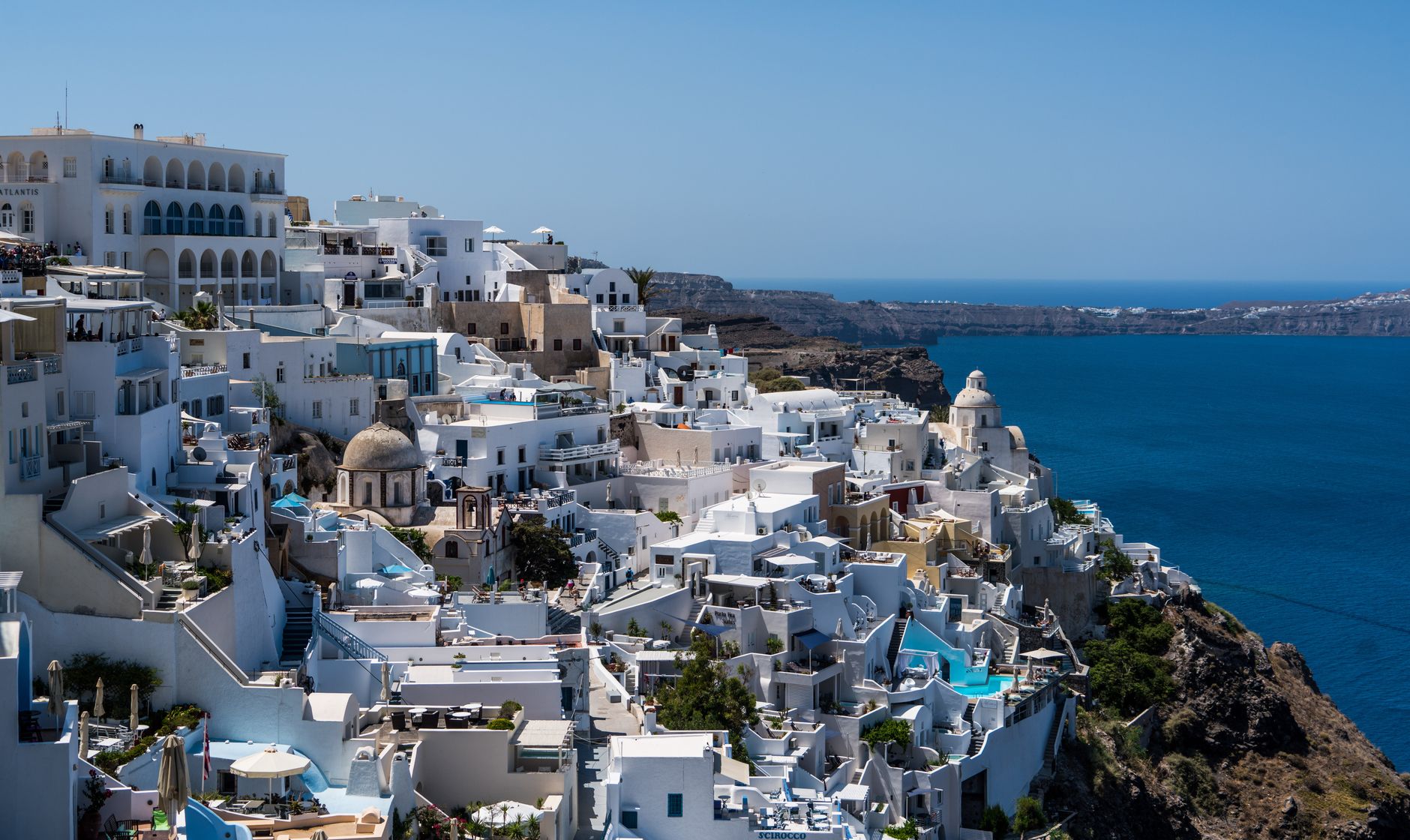 Białe zabudowania Santorini nad błękitnym Morzem Egejskim