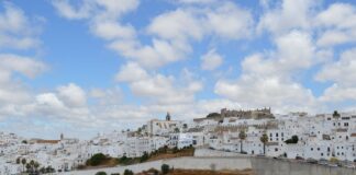 Białe zabudowania Sidi Bou Said pod niebem z chmurami