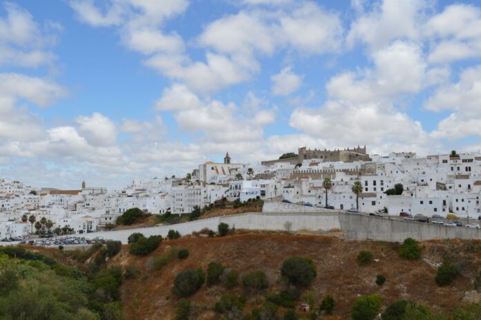 Białe zabudowania Sidi Bou Said pod niebem z chmurami Białe zabudowania Sidi Bou Said pod niebem z chmurami