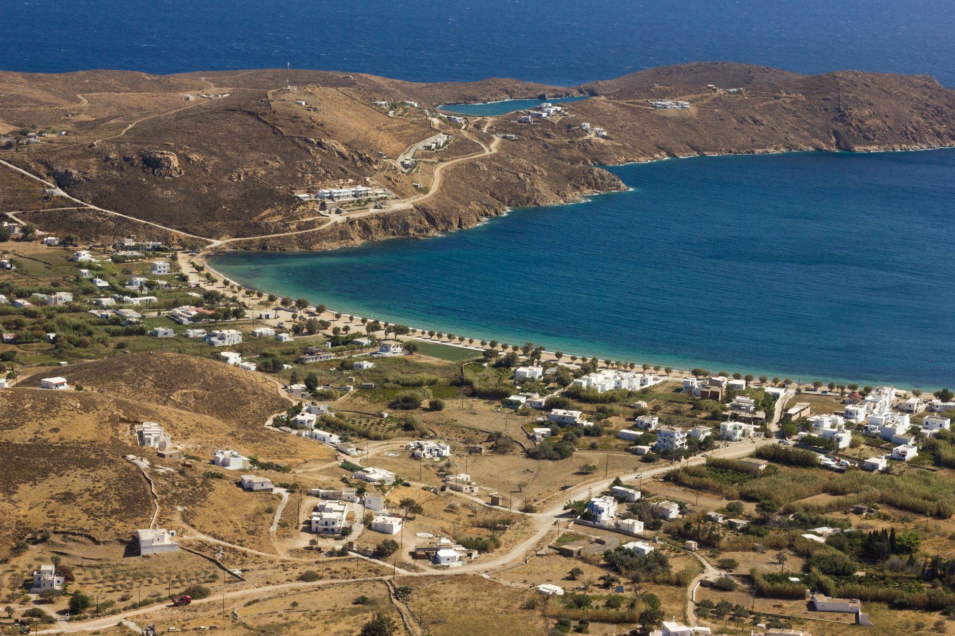 Wybrzeże i zabudowa Serifos widziane z lotu ptaka nad spokojnym morzem